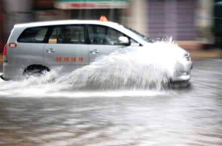 Rất nhiều tuyến đường ngập nặng vào sáng 1/10