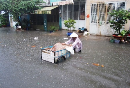 Trong 2 ngày tới, dự báo nhiều khu vực trên địa bàn thành phố tiếp tục bị ngập