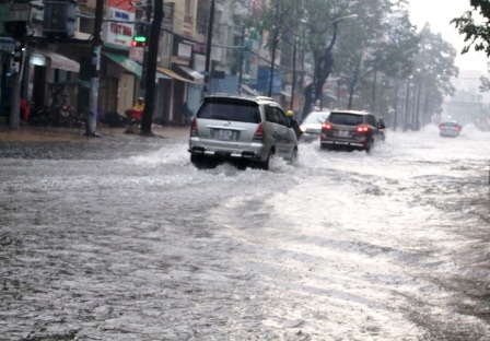 Rất nhiều tuyến đường ngập nặng vào sáng 1/10