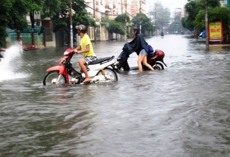 Các phương tiện “thi nhau” lội nước giữa phố