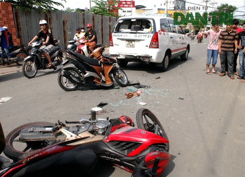 Bắt nghi can cướp giật đạp thiếu nữ văng vào xe taxi - 1 Hiện trường vụ cướp giật do Đặng Hoàng
