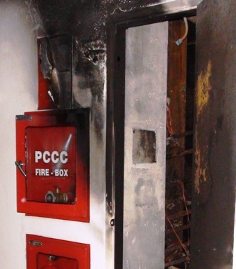 Các tủ điện nằm tại tầng trên bị cháy theo