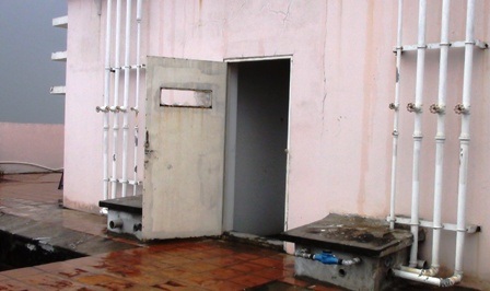 Nhiều người dân phải lên sân thượng củ lô C để tránh ngạt khói