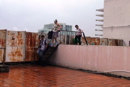 Đến sáng 4/10, nhiều người vẫn qua khu vực này để sang lô B đi ké thang máy