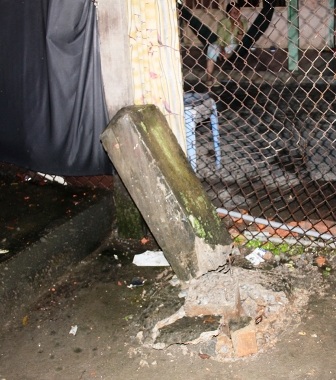 Trụ bê tông bị xe ủi gãy