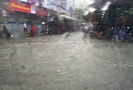 Mưa gây ngập nặng trên đường Trần Hưng Đạo (quận 5).