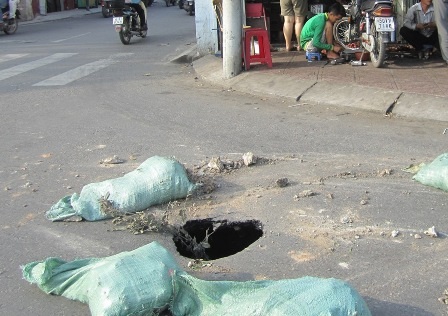 Hố sâu xuất hiện trên mặt đường