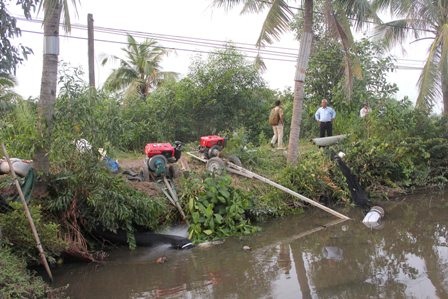 “Mắc võng” trên đê bao chống chọi với... nước - 4 2 máy bơm công suất lớn được huy động để hút nước khỏi khu dân cư