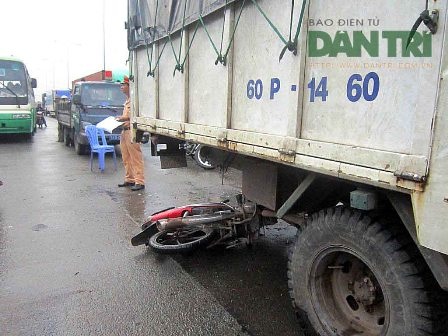 Chạy ngược chiều bị xe buýt tông trọng thương - 2 Lao vào đuôi xe tải một người đàn ông trọng thương