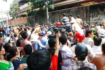 Rất đông người dân lao theo đòi “xử” tên này