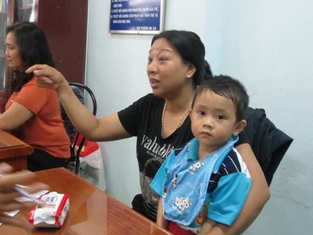 Cô giáo Vinh ôm bé Khôi (một trong 2 “con tin”) kể lại vụ khống chế con tin kinh hoàng