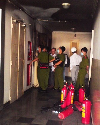 Công an khám nghiệm tủ điện bị cháy tại tầng 4