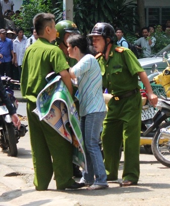 Chiến dịch giải cứu con tin kịch tính hơn phim hành động - 3 Vào vai phụ huynh tốt, trinh sát đã đưa được 2 con tin ra
ngoài