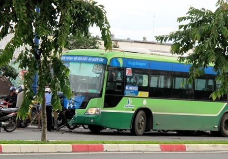 Chiếc xe buýt đâm vào giải phân cách