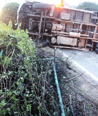 Hiện trường vụ xe tải lật sáng 17/10