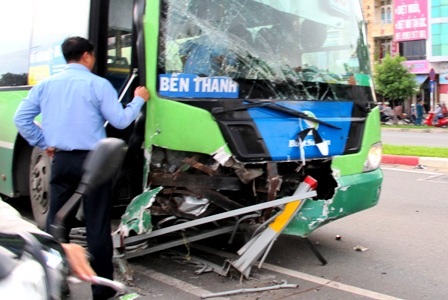 Phần đầu xe buýt hư hỏng