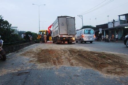 Mặt đường xuất hiện cát là nguyên nhân dẫn đến vụ tai nạn