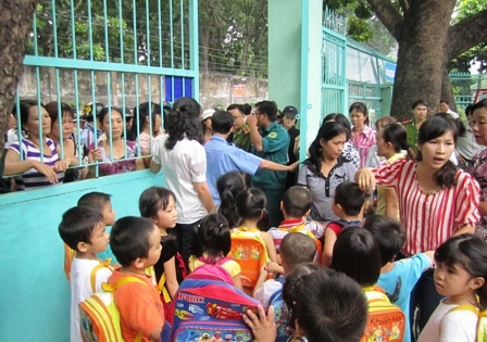 12h30 cùng ngày, các em học sinh được cha mẹ đón về