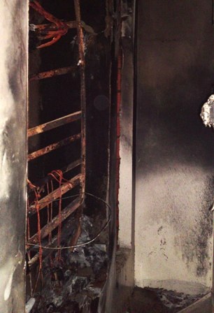 Tủ điện tại tầng 4, nói phát cháy đầu tiên