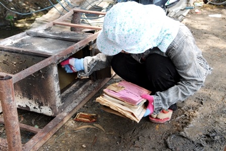 Một số giấy tờ nằm trong két sắt bị cháy sém