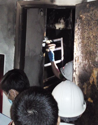 Ngành điện lực cũng cử nhân viên xuống hiện trường