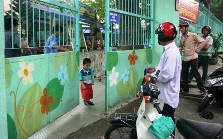 Hơn 14h, phụ huynh bé Khôi sung sướng đón con an toàn trở về