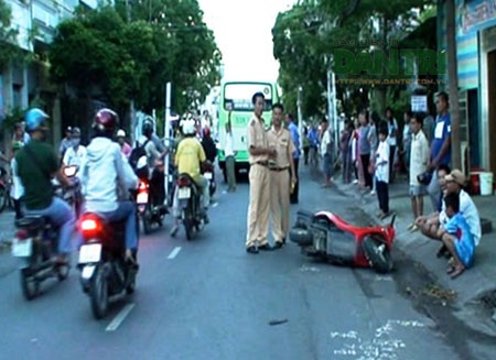 Va chạm với xe buýt, một phụ nữ thiệt mạng - 1 Hiện trường vụ tai nạn khiến một phụ nữ tử vong