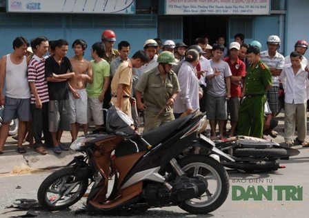 Công an khám nghiệm hiện trường vụ cướp giật.