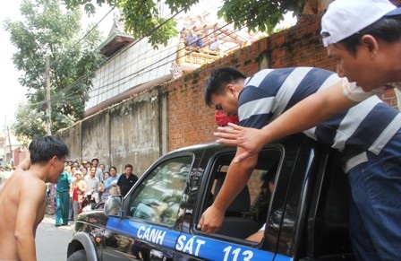 Một trinh sát phải cải trang ở trần để tham gia sau cuộc giải cứu nghẹt thở