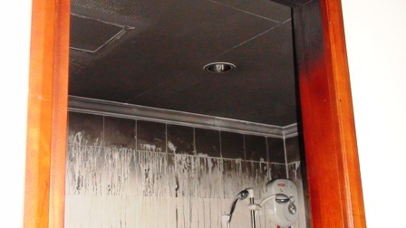 Một căn hộ bị khói đen bao phủ