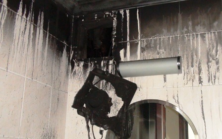 Một căn hộ bị khói đen bao phủ