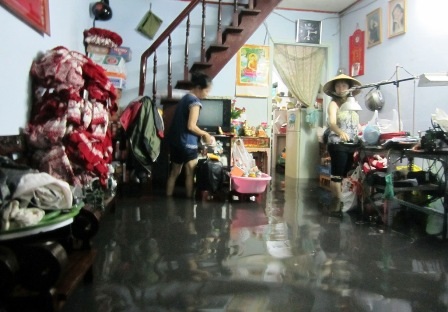 Nước triều cường tràn vào nhà dân