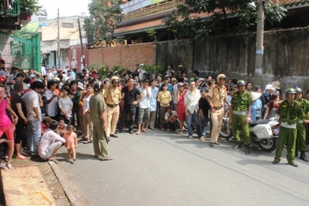 Hàng trăm người nín thở dõi theo cuộc “thương thuyết”