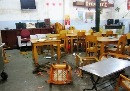 Đồ đạc bên trong bị đập phá, xô đổ