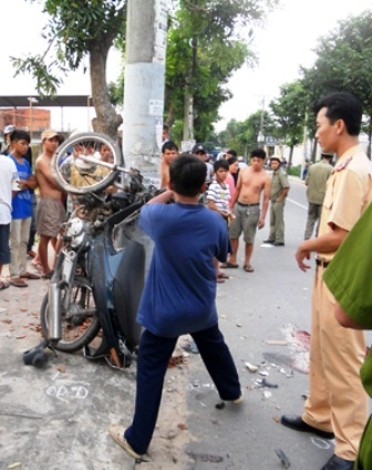 Tự lao vào cột điện, anh Tiền tử vong tại chỗ. Tư thế của chiếc xe máy khiến mọi người bàng hoàng