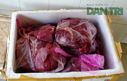 Phát hiện gần 1 tấn “thịt bẩn” trên xe khách - 2 Một thùng thịt bò đã rỉ nước, bốc mùi