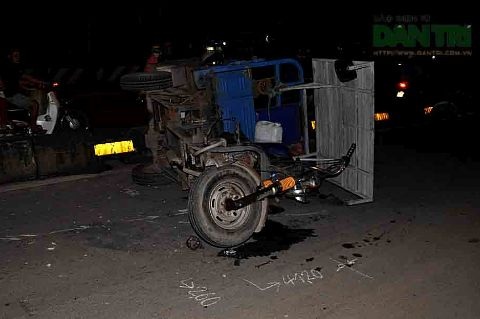 Chiếc xe ba bánh lật nhào trên đường