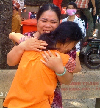 Khoảnh khắc vỡ òa của hai phụ huynh 
học sinh khi công an hóa giải xong vụ bắt cóc