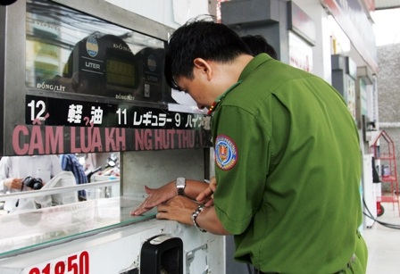 TPHCM: Phát hiện nhiều gian lận trong kinh doanh xăng dầu - 1 Công an kinh tế quận Bình Thạnh kiểm tra một cây xăng trên địa bàn