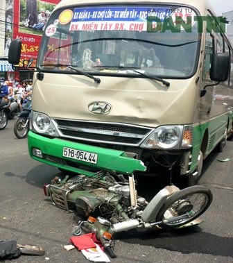 Chạy ngược chiều bị xe buýt tông trọng thương - 1 Hiện trường vụ tai nạn giữa xe buýt và xe máy