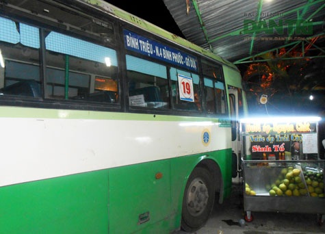 Xe buýt “làm loạn”, hai người trọng thương - 2 Nhiều người đã may mắn thoát nạn khi chiếc xe buýt lao vào quán hàng rong