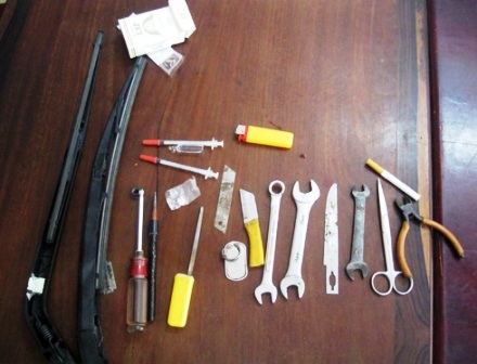 Bắt hai tên “đạo chích” chuyện trộm phụ tùng xe hơi - 1 “Dụng cụ” các đối tượng đi trộm phụ tùng ô tô thường chuẩn bị