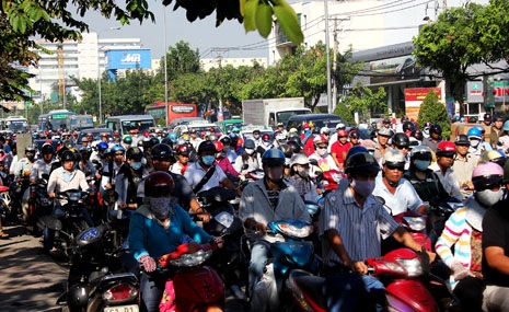 Giao thông rối loạn vì xe buýt gây tai nạn liên hoàn - 3 Kẹt xe nghiêm trọng trên đường Cộng Hòa