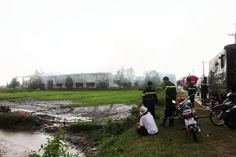 Hỏa hoạn cực lớn, hơn 2.000m2 nhà xưởng bông sợi bị thiêu rụi - 2 Hiện trường vụ cháy cực lớn tại xưởng bông sợi