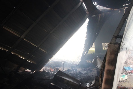 Hỏa hoạn cực lớn, hơn 2.000m2 nhà xưởng bông sợi bị thiêu rụi - 4 Sau vụ hỏa hoạn, khu nhà xưởng trở thành đống đổ nát