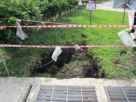 “Hố tử thần” tái xuất trên vỉa hè đường Hoàng Sa - 1 Hố sâu xuất hiện gần một hố ga