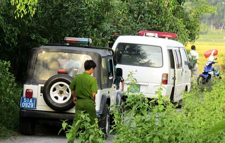 Phát hiện xác phụ nữ bị trói chân tay, cháy đen dưới mương nước - 2 Lực lượng công an thành phố có mặt làm rõ vụ việc
