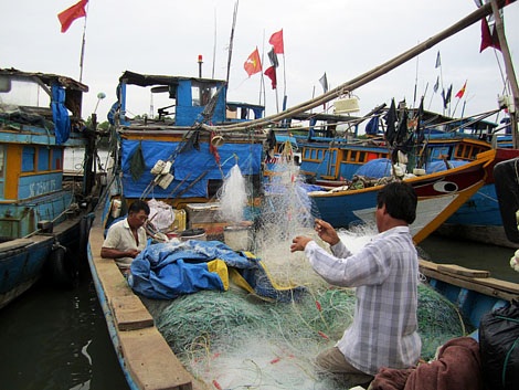 Một số ngư dân tranh thủ lúc rảnh rỗi đan lại lưới đánh bắt cá