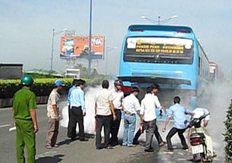 Chiếc xe khách bốc cháy ngay trên cầu Tham Lương