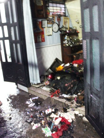 Nhiều đồ đạc phục vụ trong các chuyến lưu diễn bị cháy rụi, hư hỏng